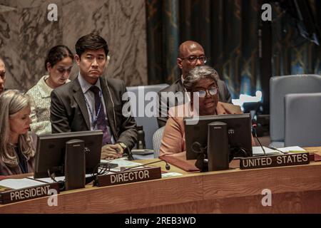 New York, New York, USA. 26. Juli 2023. Die United States U.N. Botschafterin LINDA THOMAS-GREENFIELD (R) spricht auf einer Sitzung des UN-Sicherheitsrates, die einberufen wurde, um die jüngsten Angriffe Moskaus auf den wichtigsten Hafen von Odesa unmittelbar nach seiner Weigerung, die Schwarzmeerkorn-Initiative zu verlängern, zu erörtern. In ihrer Erklärung erklärte Botschafter THOMAS-GREENFIELD, dass Russland "unbedingt darauf bedacht sei, ukrainische Getreidearten daran zu hindern, globale Märkte zu erreichen" und russisches Getreide als Druckmittel für die Überwindung anderer Länder zu nutzen.der Angriff auf Odesa hat das UNESCO-Weltkulturerbe, die Transfigurationskathed, schwer beschädigt Stockfoto