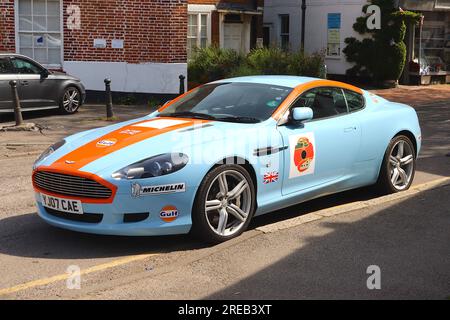 Ein Aston Martin DB9 aus dem Jahr 2007, ursprünglich schwarz gestrichen, jetzt in der Rennlivette von Gulf Oils, die die sportliche Teilnahme der Marque an Le Mans widerspiegelt. Stockfoto