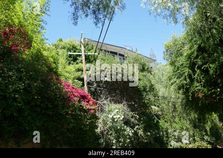 Los Angeles, Kalifornien, USA 26. Juli 2023 Hollywood Hills Home on Stelts on Flicker Way in the Bird Streets am 26. Juli 2023 in Los Angeles, Kalifornien, USA. Foto: Barry King/Alamy Stock Photo Stockfoto