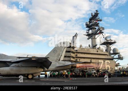 INDISCHER OZEAN (25. Juli 2023) ein F/A-18F Super Hornet, das an das Diamondbacks of Strike Fighter Squadron (VFA) 102 angeschlossen ist, startet vom Flugdeck der USA Der einzige Flugzeugträger der Navy, USS Ronald Reagan (CVN 76), während des Flugbetriebs zur Unterstützung von Talisman Sabre 23 im Indischen Ozean, am 25. Juli 2023. Ronald Reagan, das Flaggschiff der Carrier Strike Group 5, stellt eine kampfbereite Truppe bereit, die die Vereinigten Staaten schützt und verteidigt und Bündnisse, Partnerschaften und kollektive maritime Interessen in der Region Indo-Pazifik unterstützt. Talisman Sabre ist der größte bilaterale Stockfoto