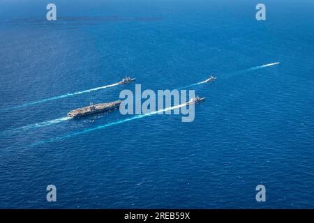 INDISCHER OZEAN (22. Juli 2023) die USA Der einzige in der Marine eingesetzte Flugzeugträger, USS Ronald Reagan (CVN 76), dampft in Formation mit dem Royal Australian Navy Schiff HMAS Perth (FFH 157) sowie dem Virginia-Klasse-Schnellangriff-U-Boot USS North Carolina (SSN 777) und den Ticonderoga-Klasse-Guided-Missile Cruisers USS Robert Smalls (CG 62) und USS Antietam (USS 54). Während Talisman Sabre 23 im Indischen Ozean, 22. Juli 2023. Ronald Reagan, das Flaggschiff der Carrier Strike Group 5, stellt eine kampfbereite Truppe bereit, die die Vereinigten Staaten schützt und verteidigt und Bündnisse unterstützt, Stockfoto