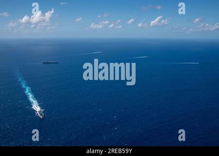 INDISCHER OZEAN (22. Juli 2023) die USA Der einzige in der Marine eingesetzte Flugzeugträger, USS Ronald Reagan (CVN 76), dampft in Formation mit dem Royal Australian Navy Schiff HMAS Perth (FFH 157) sowie dem Virginia-Klasse-Schnellangriff-U-Boot USS North Carolina (SSN 777) und den Ticonderoga-Klasse-Guided-Missile Cruisers USS Robert Smalls (CG 62) und USS Antietam (USS 54). Während Talisman Sabre 23 im Indischen Ozean, 22. Juli 2023. Ronald Reagan, das Flaggschiff der Carrier Strike Group 5, stellt eine kampfbereite Truppe bereit, die die Vereinigten Staaten schützt und verteidigt und Bündnisse, Partnershi, unterstützt Stockfoto