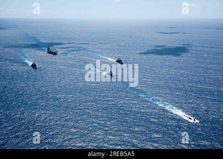 INDISCHER OZEAN (22. Juli 2023) die USA Der einzige in der Marine eingesetzte Flugzeugträger, USS Ronald Reagan (CVN 76), dampft in Formation mit dem Royal Australian Navy Schiff HMAS Perth (FFH 157) sowie dem Virginia-Klasse-Schnellangriff-U-Boot USS North Carolina (SSN 777) und den Ticonderoga-Klasse-Guided-Missile Cruisers USS Robert Smalls (CG 62) und USS Antietam (USS 54). Während Talisman Sabre 23 im Indischen Ozean, 22. Juli 2023. Ronald Reagan, das Flaggschiff der Carrier Strike Group 5, stellt eine kampfbereite Truppe bereit, die die Vereinigten Staaten schützt und verteidigt und Bündnisse, Partnershi, unterstützt Stockfoto