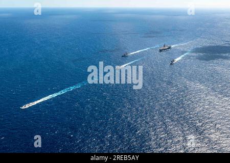 INDISCHER OZEAN (22. Juli 2023) die USA Der einzige in der Marine eingesetzte Flugzeugträger, USS Ronald Reagan (CVN 76), dampft in Formation mit dem Royal Australian Navy Schiff HMAS Perth (FFH 157) sowie dem Virginia-Klasse-Schnellangriff-U-Boot USS North Carolina (SSN 777) und den Ticonderoga-Klasse-Guided-Missile Cruisers USS Robert Smalls (CG 62) und USS Antietam (USS 54). Während Talisman Sabre 23 im Indischen Ozean, 22. Juli 2023. Ronald Reagan, das Flaggschiff der Carrier Strike Group 5, stellt eine kampfbereite Truppe bereit, die die Vereinigten Staaten schützt und verteidigt und Bündnisse unterstützt, Stockfoto