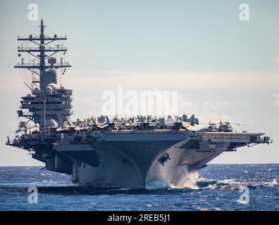 230722-N-KW492-2403 INDISCHER OZEAN (22. Juli 2023) die USA Der einzige Flugzeugträger der Navy, USS Ronald Reagan (CVN 76), durchquert den Indischen Ozean während Talisman Sabre, 22. Juli 2023. Talisman Sabre ist die größte bilaterale Militäraktion zwischen Australien und den Vereinigten Staaten, die einen freien und offenen Indo-Pazifik vorantreibt, indem die Beziehungen und die Interoperabilität zwischen wichtigen Verbündeten gestärkt werden und unsere kollektiven Fähigkeiten verbessert werden, um auf eine Vielzahl potenzieller Sicherheitsbedenken zu reagieren. (USA Marinebild von Mass Communication Specialist 1. Klasse Ryre Arciaga) Stockfoto