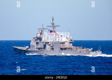 230722-N-KW492-2515 INDISCHER OZEAN (22. Juli 2023) der Ticonderoga-Klasse-Guided-Missile Cruiser USS Robert Smalls (CG 62) im Indischen Ozean während Talisman Sabre, 22. Juli 2023. Talisman Sabre ist die größte bilaterale Militäraktion zwischen Australien und den Vereinigten Staaten, die einen freien und offenen Indo-Pazifik vorantreibt, indem die Beziehungen und die Interoperabilität zwischen wichtigen Verbündeten gestärkt werden und unsere kollektiven Fähigkeiten verbessert werden, um auf eine Vielzahl potenzieller Sicherheitsbedenken zu reagieren. (USA Marinebild von Mass Communication Specialist 1. Klasse Ryre Arciaga) Stockfoto