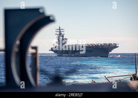 230722-N-KW492-2374 INDISCHER OZEAN (22. Juli 2023) die USA USS Ronald Reagan (CVN 76), der einzige Flugzeugträger der Navy, segelt in Formation hinter dem Ticonderoga-Klasse-Guided-Missile Cruiser USS Antietam (CG 54) im Indischen Ozean während Talisman Sabre, 22. Juli 2023. Talisman Sabre ist die größte bilaterale Militäraktion zwischen Australien und den Vereinigten Staaten, die einen freien und offenen Indo-Pazifik vorantreibt, indem die Beziehungen und die Interoperabilität zwischen wichtigen Verbündeten gestärkt werden und unsere kollektiven Fähigkeiten verbessert werden, um auf eine Vielzahl potenzieller Sicherheitsbedenken zu reagieren. (USA Die Marine Stockfoto