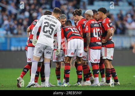 Porto Alegre, Brasilien. 26. Juli 2023. RS – PORTO ALEGRE – 26/07/2023 – COPA DO BRASIL 2023, GREMIO X FLAMENGO – Flamengo-Spieler betreten das Feld für das Spiel gegen Gremio im Arena do Gremio Stadion für die Copa do Brasil-Meisterschaft 2023. Foto: Pedro H. Tesch/AGIF/Sipa USA Kredit: SIPA USA/Alamy Live News Stockfoto