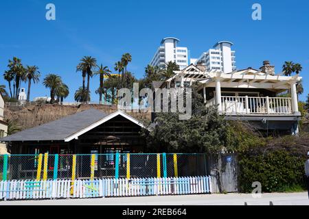 Santa Monica, Kalifornien, USA. 28. März 2023. Santa Monica Beach Häuser entlang des Pacific Coast Highway und der Fußgängerzone Strand. (Kreditbild: © Taidgh Barron/ZUMA Press Wire) NUR REDAKTIONELLE VERWENDUNG! Nicht für den kommerziellen GEBRAUCH! Stockfoto