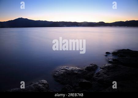 Morgengrauen am Tazawa-See Stockfoto