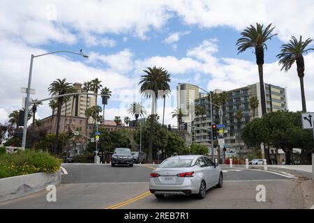 Santa Monica, Kalifornien, USA. 23. März 2023. Die kalifornische Steigung in Richtung Ocean Avenue. Die kalifornische Steigung ist eine Zufahrtsrampe, die Fußgänger-, Fahrrad- und Kraftfahrzeugverkehr von Downtown Santa Monica zum Pacific Coast Highway und Santa Monica Beach transportiert. (Kreditbild: © Taidgh Barron/ZUMA Press Wire) NUR REDAKTIONELLE VERWENDUNG! Nicht für den kommerziellen GEBRAUCH! Stockfoto