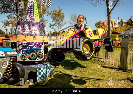 Costa Mesa, Kalifornien, USA. 21. September 2019. Ein glückliches vierjähriges Mädchen genießt die autoähnlichen Baja Buggies in einem Costa Mesa, CA, Park. (Kreditbild: © Spencer Grant/ZUMA Press Wire) NUR REDAKTIONELLE VERWENDUNG! Nicht für den kommerziellen GEBRAUCH! Stockfoto