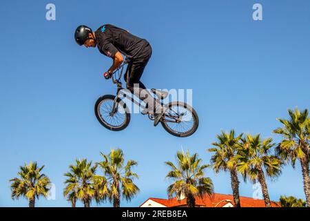 Huntington Beach, Kalifornien, USA. 17. November 2019. Ein BMX Freestyle Team Biker springt bei einer Demonstration seiner Fähigkeiten in Huntington Beach, CA, von einer Rampe. (Kreditbild: © Spencer Grant/ZUMA Press Wire) NUR REDAKTIONELLE VERWENDUNG! Nicht für den kommerziellen GEBRAUCH! Stockfoto