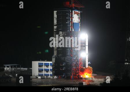 Xichang. 27. Juli 2023. Eine Satellitengruppe mit Fernerkundung, bestehend aus drei Satelliten, die von einer langen März-2D-Trägerrakete getragen werden, wird vom Xichang Satellite Launch Center in der Provinz Sichuan im Südwesten Chinas am 27. Juli 2023 gestartet. Die drei Satelliten der Yaogan-36-Familie sind in der voreingestellten Umlaufbahn. Diese Mission war der 480. Flug der Langmarsch-Trägerraketen. Kredit: Zhang Yingjian/Xinhua/Alamy Live News Stockfoto