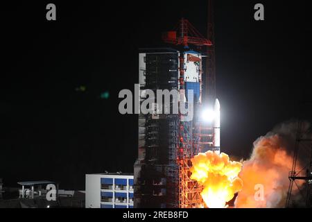 Xichang. 27. Juli 2023. Eine Satellitengruppe mit Fernerkundung, bestehend aus drei Satelliten, die von einer langen März-2D-Trägerrakete getragen werden, wird vom Xichang Satellite Launch Center in der Provinz Sichuan im Südwesten Chinas am 27. Juli 2023 gestartet. Die drei Satelliten der Yaogan-36-Familie sind in der voreingestellten Umlaufbahn. Diese Mission war der 480. Flug der Langmarsch-Trägerraketen. Kredit: Zhang Yingjian/Xinhua/Alamy Live News Stockfoto