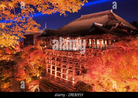 Kiyomizu-Tempel im Herbstlaub Stockfoto