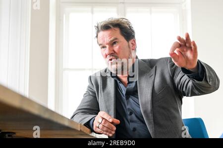 Berlin, Deutschland. 26. Juli 2023. Dirk Stettner (CDU), Fraktionsleiter im Berliner Repräsentantenhaus, spricht während eines Dpa-Interviews in seinem Büro. Stettner hat sich für ein konsequentes Vorgehen gegen Gewalt in Außenpools ausgesprochen. (Zu dpa 'Gewalt in Freiluft-Schwimmbädern - CDU parlamentarischer Fraktionsleiter fordert Gefahrenkarte') Kredit: Jens Kalaene/dpa/Alamy Live News Stockfoto