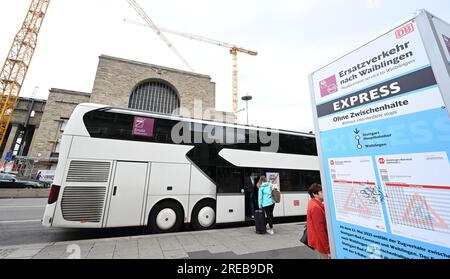 Stuttgart, Deutschland. 26. Juli 2023. Vor dem Stuttgarter Bahnhof steht ein Bus für den Bahnersatz der geschlossenen Bahnlinie Stuttgart-Waiblingen. Am Freitag, Den 28,07. Der Eisenbahnersatzdienst zwischen Stuttgart und Waiblingen endet nach monatelanger Schließung. Kredit: Bernd Weißbrod/dpa/Alamy Live News Stockfoto