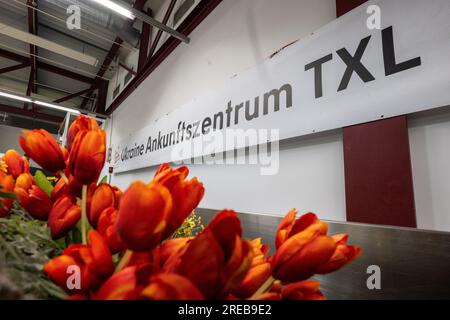 Berlin, Deutschland. 26. Juli 2023. Blick auf ein Banner mit der Aufschrift „Ukraine Ankunftszentrum TXL“. Der Flüchtlingsunterschlupf am ehemaligen Flughafen Tegel beherbergt rund 2500 Personen. Kredit: Hannes P. Albert/dpa/Alamy Live News Stockfoto