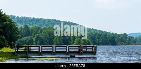 Ein Wanderpier im Chapman State Park in Clarendon, Pennsylvania, USA an einem sonnigen Sommertag Stockfoto