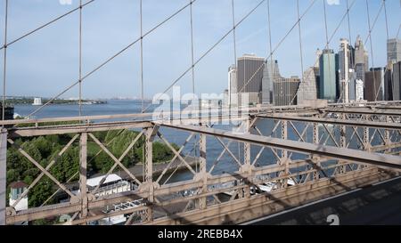 Architektonische Details der Brooklyn Bridge, einer hybriden Seilbahn-/Hängebrücke in New York City, zwischen den Stadtteilen Manhattan und Brooklyn. Stockfoto