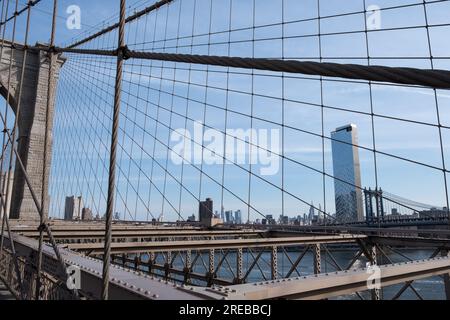 Architektonische Details der Brooklyn Bridge, einer hybriden Seilbahn-/Hängebrücke in New York City, zwischen den Stadtteilen Manhattan und Brooklyn. Stockfoto