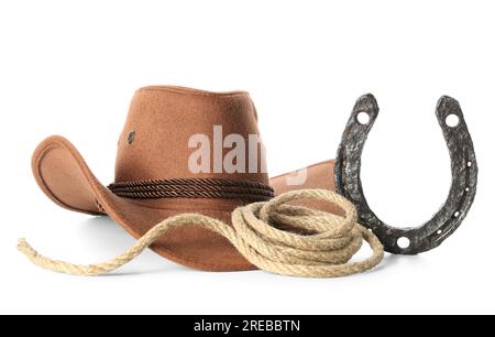 Stylischer Cowboyhut, Hufeisen und Lasso isoliert auf weißem Hintergrund Stockfoto