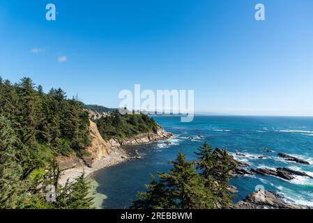 Atemberaubende Aussicht auf die Meereslandschaft am wunderschönen blauen Himmel am Sommernachmittag an der Küste von Oregon, Cape Arago State Park Stockfoto