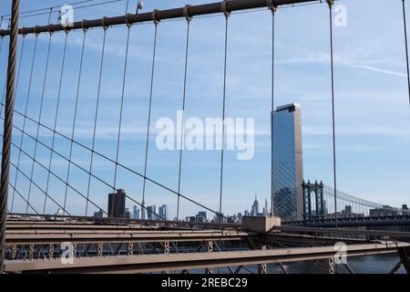 Architektonische Details der Brooklyn Bridge, einer hybriden Seilbahn-/Hängebrücke in New York City, zwischen den Stadtteilen Manhattan und Brooklyn. Stockfoto