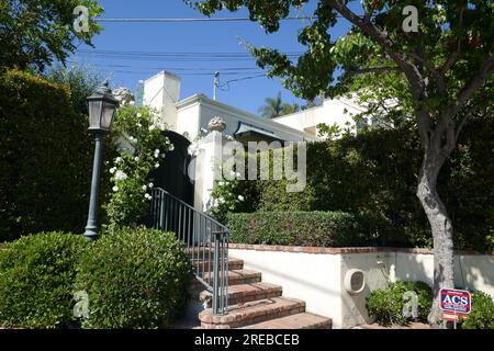 Los Angeles, Kalifornien, USA 26. Juli 2023 Schauspielerin Katharine Hepburn und Schauspielerin Spencer Tracy ehemaliges Haus in der 9191 St. Ives Drive am 26. Juli 2023 in Los Angeles, Kalifornien, USA. Foto: Barry King/Alamy Stock Photo Stockfoto