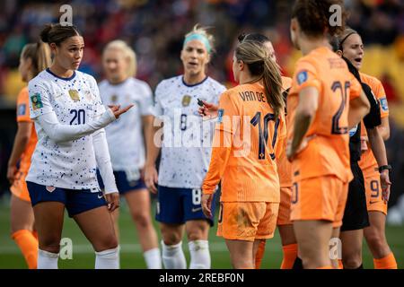 Wellington, Wellington, Neuseeland. 27. Juli 2023. US-Stürmer TRINITY RODMAN #20 spricht mit der niederländischen Mittelfeldspielerin DANIELLE VAN DE DONK #10 nach einer Auseinandersetzung mit dem US-Mittelfeldspieler LINDSEY HORAN #10 in der zweiten Hälfte des FIFA WomenÃs World Cup Group E-Spiels 2023 im Wellington Regional Stadium in Wellington, Neuseeland. USA 1:1 Niederlande (Kreditbild: © Ira L. Black/ZUMA Press Wire) NUR REDAKTIONELLE VERWENDUNG! Nicht für den kommerziellen GEBRAUCH! Stockfoto