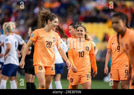 Wellington, Wellington, Neuseeland. 27. Juli 2023. Niederländische Mittelfeldspielerin DANIELLE VAN DE DONK #10 lacht nach der Konfrontation mit dem US-amerikanischen Mittelfeldspieler LINDSEY HORAN #10 in der zweiten Hälfte des FIFA WomenÃs Weltmeisterschaftsspiels Gruppe E 2023 gegen die Niederlande im Wellington Regional Stadium in Wellington, Neuseeland. USA 1:1 Niederlande (Kreditbild: © Ira L. Black/ZUMA Press Wire) NUR REDAKTIONELLE VERWENDUNG! Nicht für den kommerziellen GEBRAUCH! Stockfoto