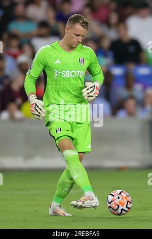 Orlando, Florida, USA. 26. Juli 2023. Fulham Torwart BERND LENO (17) gibt den Ball während des Spiels Fulham gegen Aston Villa der Premier League im Exploria Stadium in Orlando, Florida am 26. Juli 2023. (Kreditbild: © Cory Knowlton/ZUMA Press Wire) NUR REDAKTIONELLE VERWENDUNG! Nicht für den kommerziellen GEBRAUCH! Stockfoto