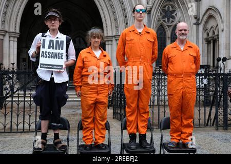 London, Großbritannien. Die Aktivisten von Free Julian Assange halten eine Fotoaktion ab, während der Gründer von WikiLeaks auf das Ergebnis seiner Berufung am High Court wartet. Stockfoto