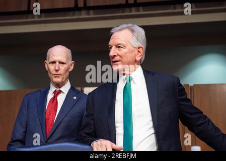 US-Senator Tommy Tuberville (Republikaner von Alabama) und US-Senator Rick Scott (Republikaner von Florida) vor der Anhörung des Senats der Streitkräfte zur Prüfung der Nominierungen von Generalleutnant Gregory M. Guillot, USAF, zum General und Commander, United States Northern Command/Commander, North American Aerospace Defense Command, Und Generalleutnant Stephen N. Whiting, USSF, als General und Commander, United States Space Command, beide vom Verteidigungsministerium. Foto: Annabelle Gordon/CNP/ABACAPRESS.COM Stockfoto