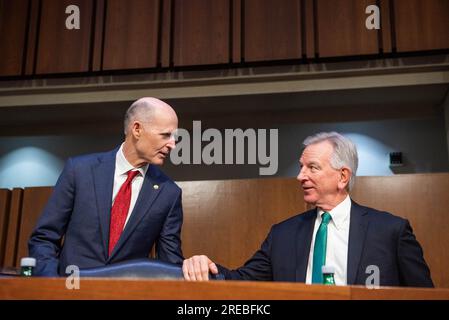 US-Senator Tommy Tuberville (Republikaner von Alabama) und US-Senator Rick Scott (Republikaner von Florida) vor der Anhörung des Senats der Streitkräfte zur Prüfung der Nominierungen von Generalleutnant Gregory M. Guillot, USAF, zum General und Commander, United States Northern Command/Commander, North American Aerospace Defense Command, Und Generalleutnant Stephen N. Whiting, USSF, als General und Commander, United States Space Command, beide vom Verteidigungsministerium. Foto: Annabelle Gordon/CNP/ABACAPRESS.COM Stockfoto