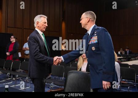 US-Senator Tommy Tuberville (Republikaner von Alabama) schüttelt vor der Anhörung des Militärs des Senats mit USAF-General Gregory Guillot die Hand, um die Nominierungen von Generalleutnant Gregory M. Guillot, USAF, zum General und Commander, United States Northern Command/Commander, North American Aerospace Defense Command, Und Generalleutnant Stephen N. Whiting, USSF, als General und Commander, United States Space Command, beide vom Verteidigungsministerium. Foto: Annabelle Gordon/CNP/ABACAPRESS.COM Stockfoto