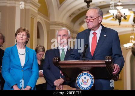 Washington, Usa. 26. Juli 2023. Der Mehrheitsführer des US-Senats, Chuck Schumer (Demokrat von New York), spricht nach dem wöchentlichen politischen Mittagessen des Senats im US-Kapitol in Washington, DC, USA am Mittwoch, den 26. Juli 2023, vor den Medien. Foto: Annabelle Gordon/CNP/ABACAPRESS.COM Kredit: Abaca Press/Alamy Live News Stockfoto