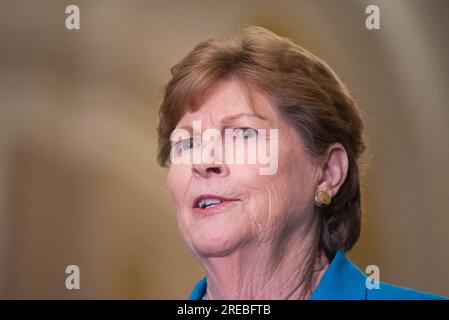 Washington, Usa. 26. Juli 2023. Senatorin Jeanne Shaheen (Demokrat von New Hampshire) spricht nach dem wöchentlichen Mittagessen der Senatspolitik im US-Kapitol in Washington, DC, USA am Mittwoch, den 26. Juli 2023, vor den Medien. Foto: Annabelle Gordon/CNP/ABACAPRESS.COM Kredit: Abaca Press/Alamy Live News Stockfoto