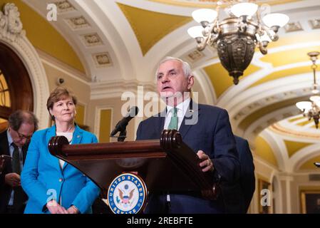 Washington, Usa. 26. Juli 2023. Senator Jack Reed (Demokrat von Rhode Island) spricht nach dem wöchentlichen Mittagessen des Senats im US-Kapitol in Washington, DC, USA am Mittwoch, den 26. Juli 2023, vor den Medien. Foto: Annabelle Gordon/CNP/ABACAPRESS.COM Kredit: Abaca Press/Alamy Live News Stockfoto