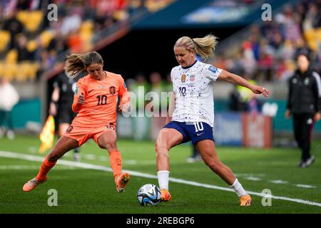 Wellington, Neuseeland. 27. Juli 2023. Wellington, Neuseeland, Juli 27. 2023: Danielle van De Donk (10 Niederlande) und Lindsey Horan (10 USA) kämpfen beim FIFA Womens World Cup 2023 zwischen den USA und den Niederlanden im Wellington Regional Stadium in Wellington, Neuseeland, um den Ball (Duell). (Daniela Porcelli/SPP) Kredit: SPP Sport Press Photo. Alamy Live News Stockfoto