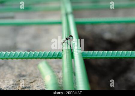 Epoxidbeschichteter Bewehrungsstahl wird in Beton verwendet, der korrosiven Bedingungen ausgesetzt ist. Dazu kann die Exposition gegenüber Enteisungssalzen oder Meeresumgebungen gehören. Stockfoto