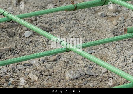 Epoxidbeschichteter Bewehrungsstahl wird in Beton verwendet, der korrosiven Bedingungen ausgesetzt ist. Dazu kann die Exposition gegenüber Enteisungssalzen oder Meeresumgebungen gehören. Stockfoto