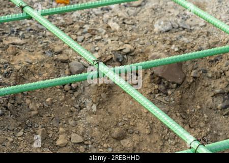 Epoxidbeschichteter Bewehrungsstahl wird in Beton verwendet, der korrosiven Bedingungen ausgesetzt ist. Dazu kann die Exposition gegenüber Enteisungssalzen oder Meeresumgebungen gehören. Stockfoto