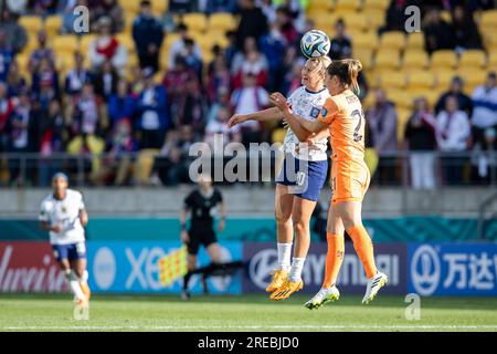 Wellington, Wellington, Neuseeland. 27. Juli 2023. US-Mittelfeldspieler LINDSEY HORAN #10 springt in der zweiten Hälfte des 2023 FIFA WomenÃs -Weltmeisterschaftsspiels Gruppe E im Wellington Regional Stadium in Wellington, Neuseeland, um den Titel gegen den niederländischen Mittelfeldspieler DAMARIS EGURROLA #21 zu gewinnen. USA 1:1 Niederlande (Kreditbild: © Ira L. Black/ZUMA Press Wire) NUR REDAKTIONELLE VERWENDUNG! Nicht für den kommerziellen GEBRAUCH! Stockfoto