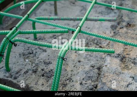 Epoxidbeschichteter Bewehrungsstahl wird in Beton verwendet, der korrosiven Bedingungen ausgesetzt ist. Dazu kann die Exposition gegenüber Enteisungssalzen oder Meeresumgebungen gehören. Stockfoto