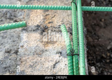 Epoxidbeschichteter Bewehrungsstahl wird in Beton verwendet, der korrosiven Bedingungen ausgesetzt ist. Dazu kann die Exposition gegenüber Enteisungssalzen oder Meeresumgebungen gehören. Stockfoto