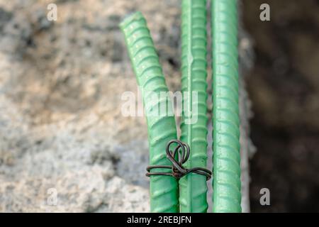 Epoxidbeschichteter Bewehrungsstahl wird in Beton verwendet, der korrosiven Bedingungen ausgesetzt ist. Dazu kann die Exposition gegenüber Enteisungssalzen oder Meeresumgebungen gehören. Stockfoto