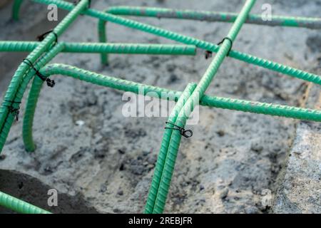 Epoxidbeschichteter Bewehrungsstahl wird in Beton verwendet, der korrosiven Bedingungen ausgesetzt ist. Dazu kann die Exposition gegenüber Enteisungssalzen oder Meeresumgebungen gehören. Stockfoto