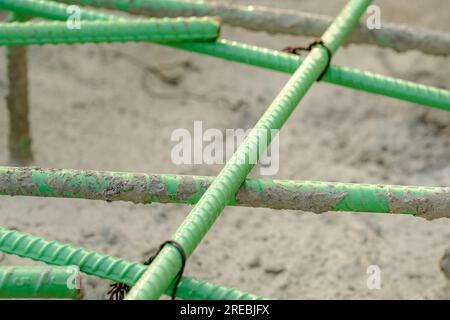 Epoxidbeschichteter Bewehrungsstahl wird in Beton verwendet, der korrosiven Bedingungen ausgesetzt ist. Dazu kann die Exposition gegenüber Enteisungssalzen oder Meeresumgebungen gehören. Stockfoto